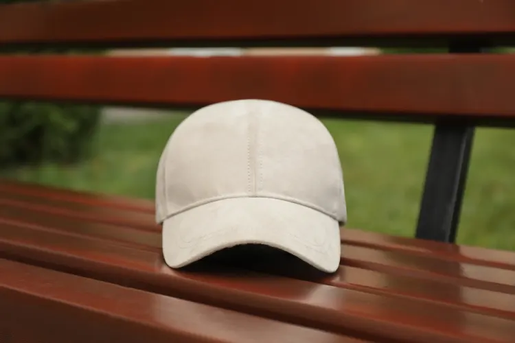 Comment nettoyer une casquette blanche qui a jauni ?