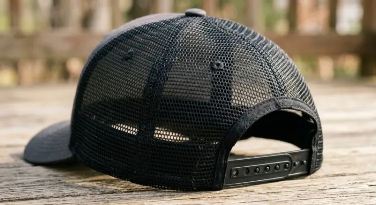Casquette trucker : pourquoi ce modèle à filet reste incontournable